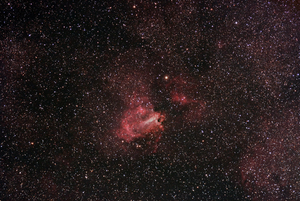 M17, Schwannebel, Omeganebel
M17, auch Omeganebel genannt, ist ein heller Emissionsnebel und liegt im Sternbild Schützen. Er zeigt besonders mit Nebelfilter visuell interessante Strukturen.
Schlüsselwörter: M17, Schwannebel, Omeganebel