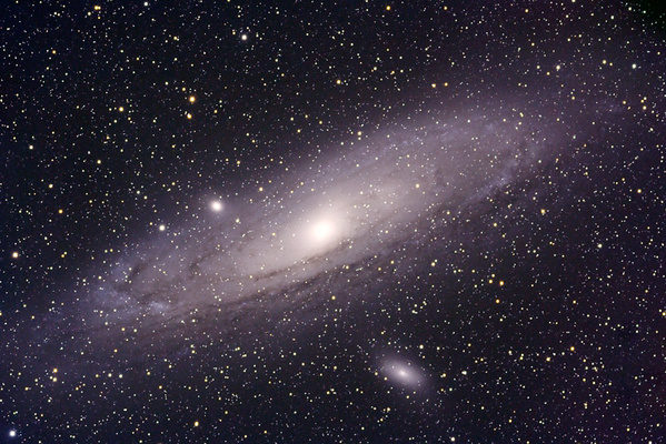 M31, Andromeda-Galaxie
M31 war letztes Jahr mein Firstlight-Objekt für die Canon350D. Heuer wollte ich es besser machen, konnte aber aufgrund durchziehender Zirruswolken nur 4x10 min. belichten und erwischte die Schärfe auch nur zu 90%. Trotzdem recht zufriedenstellend.
Schlüsselwörter: M31, Andromeda-Galaxie