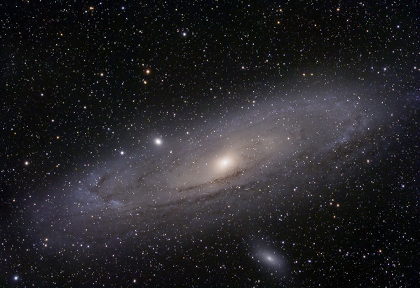 M31, Andromeda-Galaxie
Ein erneuter Versuch, diesmal mit modifizierter DSLR. Ganz zufrieden bin ich immer noch nicht, da die Bedingungen eher durchschnittlich waren, die Aufnahme nicht 100%ig fokussiert ist und auch ein leichter Nachführfehler zu sehen ist.
Schlüsselwörter: M31, Andromeda-Galaxie