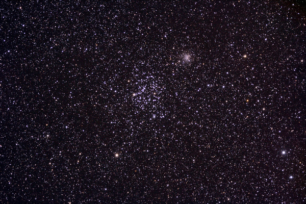 M35, (NGC2168)
Einer der prächtigsten offenen Sternhaufen in der Wintermilchstraße liegt im Sternbild Zwillinge und ist schon mit freiem Auge zu erkennen. Rechts daneben liegt der schwächere Sternhaufen NGC2158.
Schlüsselwörter: M35, (NGC2168)
