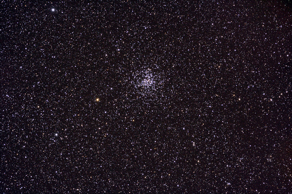M37, (NGC2099)
Dieser schöne offene Haufen liegt im Sternbild Fuhrmann und ist eher dicht konzentriert.
Schlüsselwörter: M37, (NGC2099)