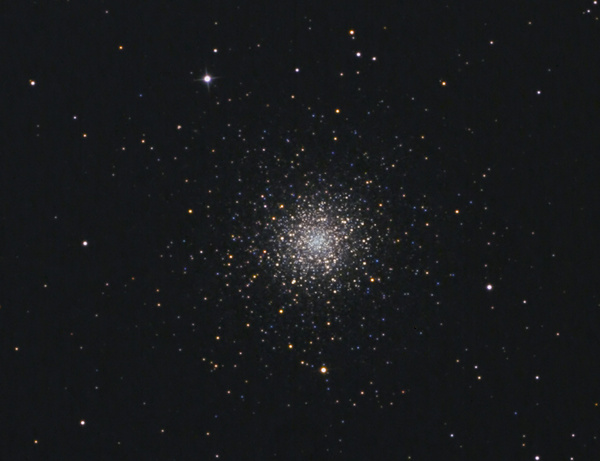 M3, NGC5272
M3 ist der erste Vorbote der Kugelsternhaufenzeit im Frühjahr. Kugelsternhaufen stehen im Halo unserer Galaxis und bestehen aus vielen Tausenden von Sternen.  M3 ist eher ein dichterer Haufen und bietet sowohl fotografisch als auch visuell in größeren Teleskopen einen sehr schönen Anblick. Die Aufnahme entstand bei fast Vollmond. Es wurden unterschiedliche Belichtungszeiten kombiniert, damit das Zentrum nicht überbelichtet ist; alle Aufnahmen hatten wegen des Mondes einen grausamen Gelbstich. Eine Ausschnittsvergrößerung.
Schlüsselwörter: M3, NGC5272