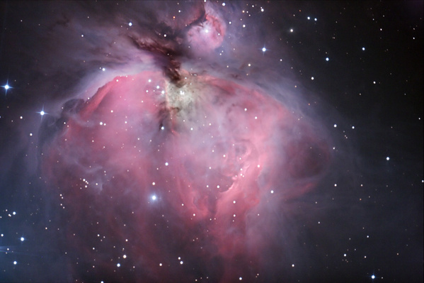 M42
Und wenn gar nichts geht, dann kann man wenigstens den Orionnebel fotografieren - an einem Abend, wo mich das Fernrohr ziemlich ärgerte, machte ich zum Abschluss, damit ich nicht mit komplett leerem Chip heimfahren muss, noch ein paar M42
Schlüsselwörter: M42