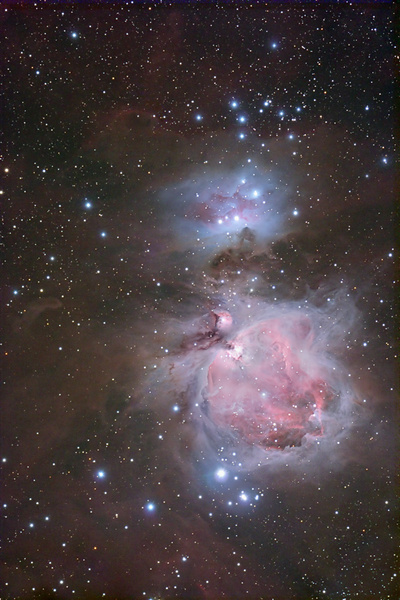 M42/M43, Orion-Nebel
Mein erster Versuch mit dem 80mm-Refraktor - eher aus der Not geboren, da bei starkem Föhn an einen Einsatz des großen Fernrohrs nicht zu denken war. Bei Böen zwischen 50 und 70 km/h ist das Fotografieren allerdings kein Vergnügen.
Schlüsselwörter: M42/M43, Orion-Nebel