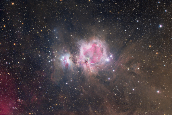 M42, Orion-Nebel
Aufgrund permanentem Föhns und schlechtem Seeings musste ich die einzige Gelegenheit in den Weihnachtsferien am Weerberg doch "nur" mit 435mm Brennweite wahrnehmen, also war eine Übersichtsaufnahme der Orionnebelregion angesagt. Selten schwierig zu bearbeiten, rechts ein Haufen geostationärer Satelliten, links jede Menge Gradienten und regenbogenförmige Reflexe von den 3 außerhalb des Bildfeld stehenden Gürtelsternen. Trotzdem ist die Nebelvielfalt beeindruckend.
Schlüsselwörter: M42, Orion-Nebel