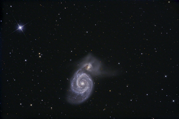 M51, Whirlpool
Das erste Mal seit August 2008(!!), dass ich wieder mit dem großen 13" fotografieren gehen konnte. Allerdings ist off-axis-Autoguiden mit 1800mm Brennweite eine ziemliche Zumutung, außerdem war ich weit neben dem Fokus.
