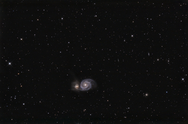 M51, Whirlpool
Da heuer die Astronomie wieder in Wolkenlücken stattfindet, nutzte ich am Donnerstag  das kleine, private Wolkenloch über Tirol, um mit dem 10" vom Garten aus die M51 zu machen. Die Durchsicht war mäßig, das Seeing ok. Leider waren nur 140min drinnen, daher ist die Aufnahme nicht besonders tief.
Schlüsselwörter: M51, Whirlpool