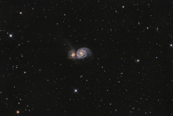 M51, Whirlpool-Galaxie
Ein schönes Objekt, das sich auch gut aus dem Garten machen lässt. Eine der hellsten MEssier-Galaxien. Die Bedingungen waren passabel, obwohl durch den Föhn die Luft etwas unruhig war. Für den Kernbereich wurden nur die 15 schärfsten aufnahmen verwendet. Große Version
Schlüsselwörter: M51, Whirlpool-Galaxie