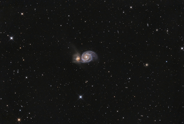 M51, Whirlpool-Galaxie
Ein schönes Objekt, das sich auch gut aus dem Garten machen lässt. Eine der hellsten MEssier-Galaxien. Die Bedingungen waren passabel, obwohl durch den Föhn die Luft etwas unruhig war. Für den Kernbereich wurden nur die 15 schärfsten aufnahmen verwendet
Schlüsselwörter: M51, Whirlpool-Galaxie