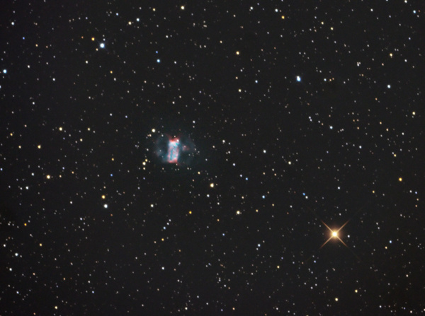 M76, kleiner Hantelnebel
Irgendwie ist das Autoguiden mit 13" kein so rechtes Vergnügen. Ich warte immer noch auf scharfe Aufnahmen. Heut war es zwar wolkenlos, der 80%-Mond lässt aber nur so helle Objekte wie den kleinen Hantelnebel zu.
Schlüsselwörter: M76, kleiner Hantelnebel