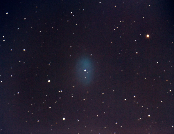 NGC1360
Dieser sehr große planetarische Nebel liegt im Sternbild Fornax. Aufgrund der weit sü+dlichen Stellung wird er eher selten beobachtet, kann aber mit Nebelfilter gut erkannt werden. Auffallend ist die deutlich blaue Färbung. Leider war bei dieser Aufnahme die Schipistenbeleuchtung eingeschaltet, daher sind im Bild starke GRadienten, welche ich bei der Bearbeitung nicht völlig eliminieren konnte.
Schlüsselwörter: NGC1360