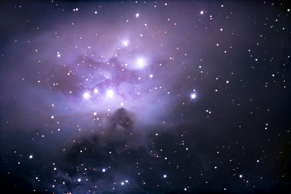 NGC1977, Running-Man-Nebel
Links oberhalb des bekannteren Orionnebels fristet dieses Gemisch aus Emissions-und Reflexionsnebel zu Unrecht ein Schattendarsein. Fotografisch ein sehr schönes Objekt, die Dunkelwolke in der Mitte des Nebels bildet den "Running Man".
Schlüsselwörter: NGC1977, Running-Man-Nebel