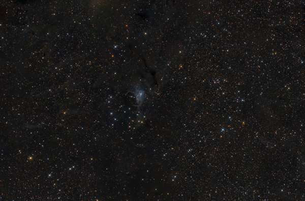 NGC225
NGC225 ist ein offener Sternhaufen im Sternbild Cassiopeia, welcher in ein umfangreiches Nebelgebiet eingebettet ist.
Schlüsselwörter: NGC225