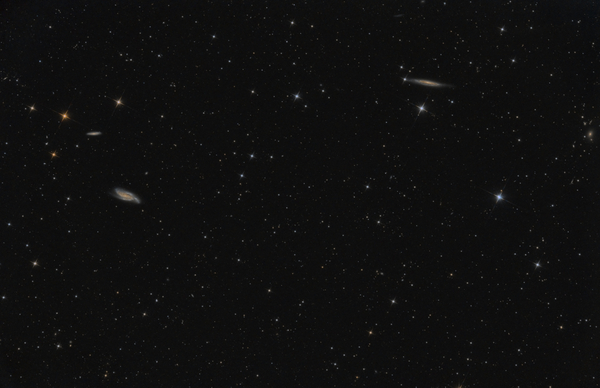 NGC4088
NGC4088 bildet mit NGC4157 ein Galaxienpaar im Großen Wagen. Eigentlich eher ein Verlegenheitsobjekt, aber das Wetter war einfach zu schön um diese Nacht ungenutzt verstreichen zu lassen.
Schlüsselwörter: NGC4088