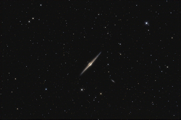 NGC4565
Das Wetter im heurige Jahr scheint alles wettmachen zu wollen, was es in den letzten 3 Jahren verabsäumt hat. In den 2 Monaten war ich 17x fotografieren, das ist mehr als die letzten 2 Jahre zusammen. Da ich am Freitag schon gegen 11 mit dem Konusnebel fertig war, es aber zu schön zum Zusammenpacken war, hängte ich noch 12x7min NGC4565 dran. Das ist die größte Edge-On-Galaxie am Nordhimmel. ERstaunlich, was trotz der geringen Belichtung geht. Aber der neue Beobachtungsplatz ist auch verdammt gut.
Schlüsselwörter: NGC4565