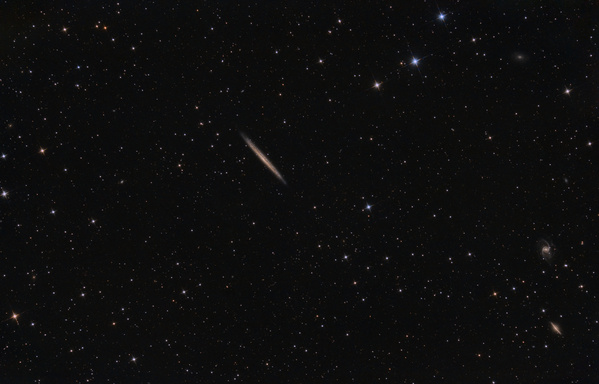 NGC 5907
Eigentlich hat der Aprilneumond ziemlich viele schöne Nächte gebracht, meistens sind allerdings Zirren durchgezogen. Am vergangenen Sonntag waren zwar keine Zirren, dafür ein unglaublich lästiger Wind. NGC 5907 ist eine Galaxie im Großen Wagen, die man genau von der Kante sieht. Auf wirklich langbelichteten Aufnahmen sieht man 2 große Materieauswürfe rund um die Galaxie. Die Rohaufnahmen hatten leider kleine Nachführ fehler.
Schlüsselwörter: NGC 5907