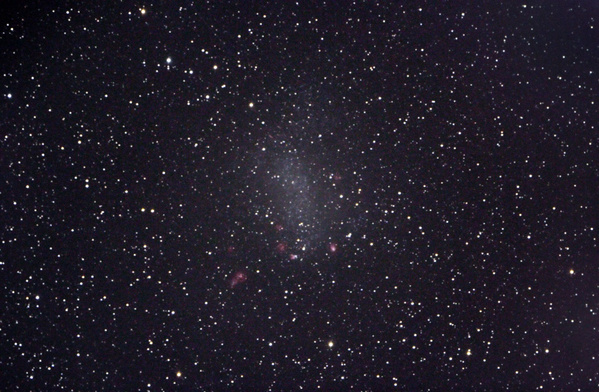 NGC6822, Barnard's Galaxie
Diese relativ große, aber sehr lichtschwache Galaxie steht im Sternbild Schützen und ist nur bei sehr guter Horizontdurchsicht im Teleskop sichtbar.
Schlüsselwörter: NGC6822, Barnard's Galaxie