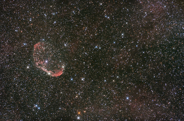 NGC6888, Crescent-Nebel
Ein etwas missglückter Versuch von der Hinterhorn anlässlich des rekordverdächtigen Dauerschönwetters (ja, sowas solls auch geben). Der Fokus war daneben, und auch auf die Einnordung hatte ich anfänglich vergessen. NGC6888 wird durch einen sehr heißen Wolf-Rayet-Stern im Zentrum zum Leuchten angeregt.
Schlüsselwörter: NGC6888, Crescent-Nebel