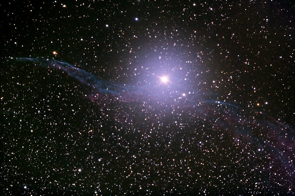 NGC6990, Zirrusnebel, Sturmvogel
Der dunklere Teil des Zirrusnebels liegt direkt beim hellen Stern 52 Cygni. Der Halo stammt von durchziehender Zirrusbewölkung - sozusagen Zirren über dem Zirrusnebel. Der Name kommt übrigens von der Ähnlichkeit mit einer Zirruswolke.
Schlüsselwörter: NGC6960, Zirrusnebel, Sturmvogel