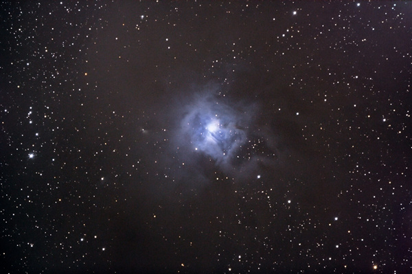 NGC7023, Irisnebel
Dieser Reflexionsnebel liegt im Sternbild Cepheus. Visuell macht er den Eindruck, als wäre das Okular angelaufen, fotografisch lassen sich sehr schön auch die umliegenden Nebelmassen erkennen.
Schlüsselwörter: NGC7023, Irisnebel