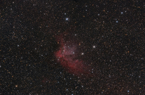 NGC7380
NGC 7380 ist ein Gasnebel welcher inmitten der Milchstraße im Sternbild Kepheus liegt. ER wird auch als Zauberer-Nebel bezeichnet, weil er einem Zauberer mit Hut gleichen soll. Die Aufnahme entstand an einem schönen, aber leicht föhnigem Abend.
Schlüsselwörter: NGC 7380