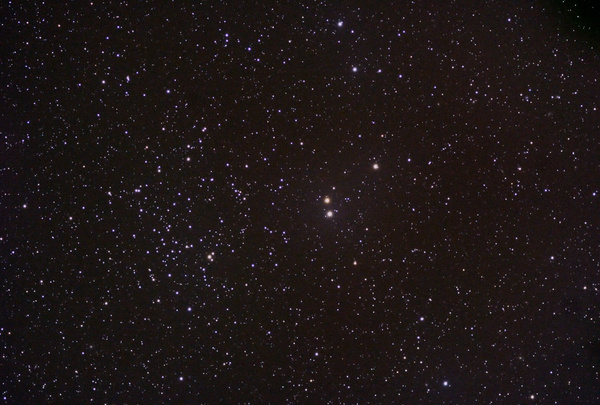 NGC752
Dieser offene Sternhaufen steht zwischen Andromeda und Dreieck und ist bei guter Himmelstransparenz als schwaches nebliges Fleckchen mit dem freien Auge zu sehen. Im Feldstecher ein tolles Objekt, fotografisch tritt eine größere Anzahl sehr schwacher Galaxien zu Tage.
Schlüsselwörter: NGC752