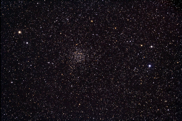NGC7789
Im Sternbild Cassiopeia liegt dieser schöne offene Sternhaufen. Er beinhaltet eine große Zahl an eher schwächeren Sternen und ist auch in größeren Teleskopen sehr beeindruckend.
Schlüsselwörter: NGC7789