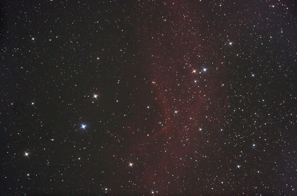 NGC 7822
Eigentlich hätte die Aufnahme NGC7380, den Zauberer-Nebel darstellen sollen. Wenn man aber vom falschen Stern ausgeht und das Objekt  so schwach ist, dass man es nicht mal auf der Testaufnahme sieht, kann das schon mal daneben gehn. Wieder mal zogen während der Belichtung Wolken auf, sodass nur 5 Aufnahmen verwertbar waren.
Schlüsselwörter: NGC 7822