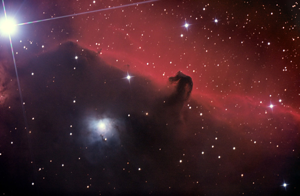 IC434, Pferdekopf-Nebel
Ich ahnte schon nichts Gutes, als das Thermometer um 20 Uhr -10,5 Grad zeigte, als ich bei der Sternwarte war. Ein sehr lästiger Wind verhinderte eine punktförmige Nachführung, und zum Schluss bei -15 Grad gab es dann multiples Akkuversagen (Nachführung und beleuchtetes Fadenkreuzokular) und ich war fast am Boden festgefroren. Wenigstens die Kamera rauscht kaum mehr bei der Temperatur.
Schlüsselwörter: IC434, Pferdekopf-Nebel