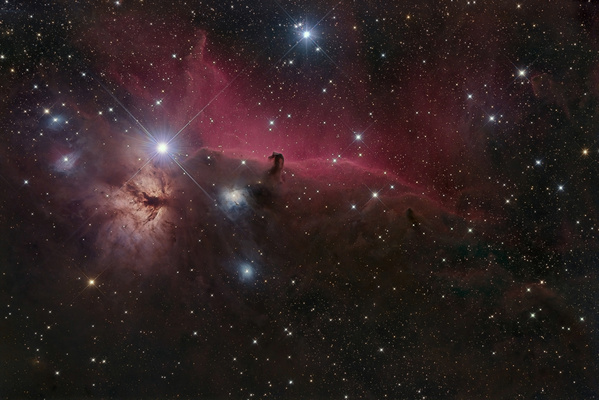 IC434, Pferdekopfnebel
Dieser Feberneumond wird in die Geschichte eingehen: an 12 von 14 Tagen ging es zum Astrofotografieren, das ist Allzeitrekord. Am Montag und Dienstag fotografierte ich nochmal am Weerberg, diesmal den Pferdekopfnebel. Leider waren etwas seltsame Bedingungen: Am Montag ziemlich föhnig, am Dienstag trübten fallweise Eiswolken den Himmel. Diesmal war die Bearbeitung extrem schwierig, nach zig Versuchen habe ich es bei dieser Version belassen.
Schlüsselwörter: IC434, Pferdekopfnebel