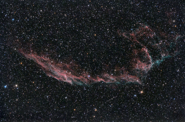 NGC6995, Zirrus-Nebel
Leider reicht keine Aufnahme des Zirrusnebels an den Anblick in einem großen Fernroht mit OIII-Filter heran. Das Foto dieses Supernovaüberrestes entstand im Garten bei +20C und schauderhaften Bedingungen.
Schlüsselwörter: NGC6995, Zirrus-Nebel