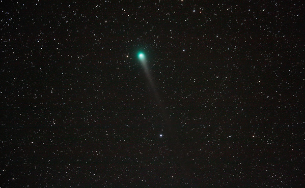 Komet Lulin
Als Astronom hat man es manchmal schwer: für ca 6 Wochen hätte sich der Komet Lulin fotografieren lassen, aufgrund des katastrophalen Wetters war gerade 1 Abend schön und die Aufnahme ist eher ein Nebenprodukt von einem Beobachtungsabend. Bloss gut, dass dieser Komet ohnehin nicht besonders beeindruckend war, also haben wir auch nicht viel verpasst.
Schlüsselwörter: Komet Lulin