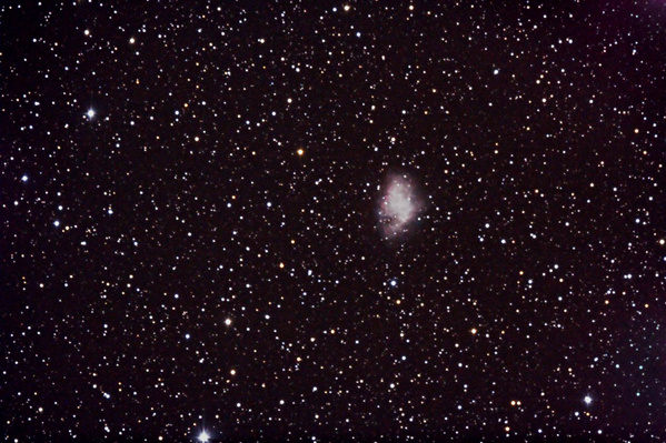 M1, Krebsnebel
Im Jahr 1054 n.C. wurde von chinesischen Astronomen von einem "neuen Stern" im Sternbild Krebs berichtet. Damals fand eine Supernovaexplosion statt; die Überreste der Gashülle bilden heute diesen Nebel.
Schlüsselwörter: M1, Krebsnebel