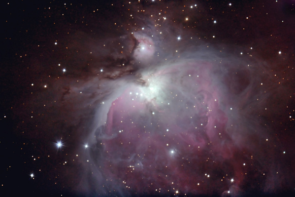 M42, M43, Orionnebel
Der Orionnebel ist der hellste Nebel am Sternhimmel und kann unterhalb der Gürtelsterne schon mit dem freien Auge als leigt nebliges Fleckchen beobachtet werden. In größeren Teleskopen sieht man schon Farbschattierungen.
Schlüsselwörter: M42, M43, Orionnebel