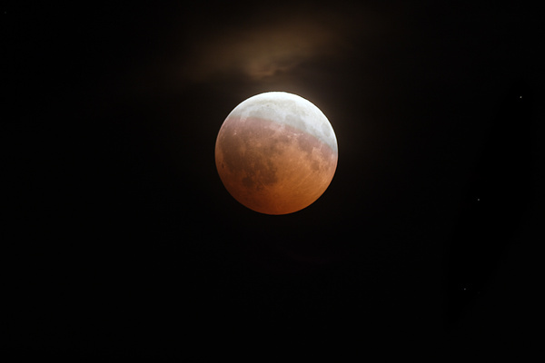 Mondfinsternis
Fast ein Wolkenloch - es zogen zwar sehr dünne Zirren vorbei, aber zum Großteil oberhalb des Mondes. Die eigentliche Schwierigkeit bei einer partiellen Mondfinsternis ist, den visuellen Anblick am Foto festzuhalten. Da das menschliche Auge dem Aufnahmemedium DSLR beim Kontrastumfang grenzenlos überlegen ist, geht das nur mit zeitaufwendigem tricksen mit dem Bildbearbeituingsprogramm, indem man unterschiedlich belichtete Aufnahmen möglichst nahtlos zusammen setzt.
Schlüsselwörter: Mondfinsternis