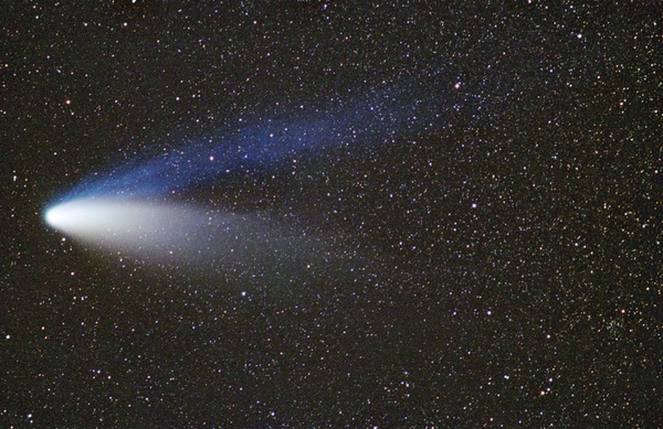 Komet Hale-Bopp am 13.03.1997.
Der tiefblaue Gasschweif und der strukturierte Staubschweif. Einfach überwältigend.

