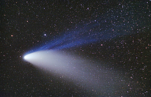 Komet Hale-Bopp am 09.04.1997.
Mittlerweile noch etwas größer und schon zwei Gasschweife. Traumhaft.
