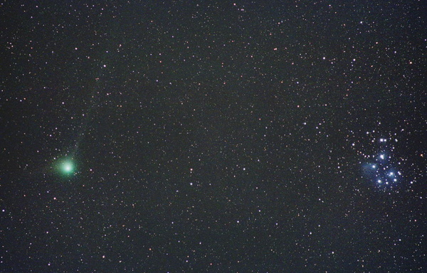 14 Komet Machholz am 04.01.04.
Der Komet auf dem Weg zu den Plejaden (M45). Im Gegensatz zum Staubschweif (links) ist der Gasschweif (nach oben) beträchtlich lange.
Schlüsselwörter: Komet, Machholz, Gasschweif, Staubschweif