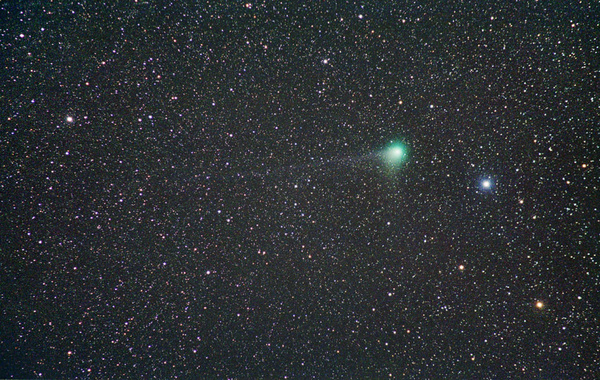 27 Komet Machholz am 17.01.05.
Der Komet zieht direkt über den Galaxiehaufen Perseus A (Bild 30) hinweg. Der Komet entfernt sich bereits wieder von Algol (blauer Stern).
Schlüsselwörter: Komet, Machholz, Gasschweif, Staubschweif