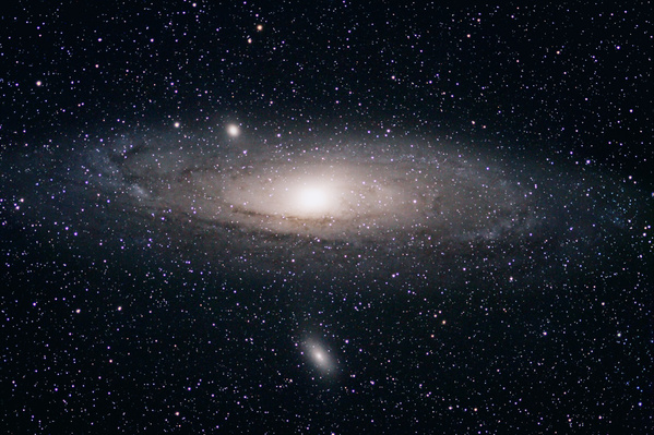 Andromeda-Galaxie am 24.01.2006
Die Andromeda-Galaxie konnte ich am 24.01.06 noch beim Untergehen fotografieren. Martin hat mich ganz verwundert gefragt: Du machst jetzt noch die Andromeda? Auf mein Ja antwortete Martin: Na geh, was soll das! Jetzt kann ich sagen – das!!!
Schlüsselwörter: Andromeda-Galaxie,