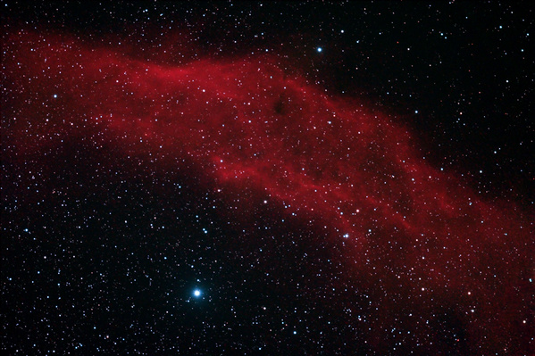 Der California-Nebel (NGC1499)
Dass mit einigen wenigen Aufnahmen - unmodifizierte Canon 350d - soviel Nebel abgebildet werden kann, hätte ich mir nie gedacht. Weitere Aufnahmen werden folgen und integriert werden.
Schlüsselwörter: California-Nebel, Nebel, Emissionsnebel,