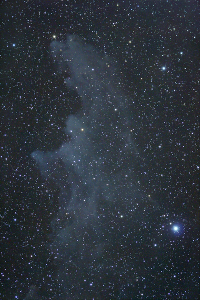 Witch-Head-Nebel
Der Witch Head-Nebel am 24. und 30.01.2006. Gespenstisch oder? Bei genauer Betrachtung kann man drei Gespenster erkennen. Könnt Ihr sie sehen? 
1. Das Gesicht der Hexe ist nicht der Nebel sondern der dunkle Hintergrund links oben! Augenbraue, Nase und das Kinn heben sich gegen den Nebel im Hintergrund ab.
2. Der Nebel ist das Gespenst! In der Bildmitte befindet sich der Kopf mit mit zwei helleren Sternen - nach links und nach oben je ein Arm - nach unten die "Beine"!
3. Das Gesicht befindet sich links unten - Augen, Nase, Mund und ein Vollbart. Der oberer Teil des Nebels ist ein alter Hut!

GEFUNDEN???

Schlüsselwörter: Refexionsnebel