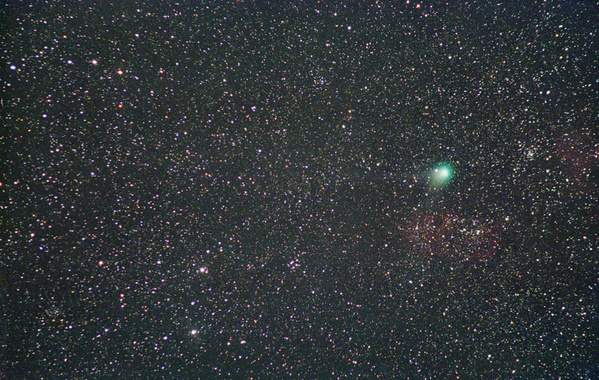 32 Komet Machholz am 30.01.2005.
Ende Jänner verlässt der Komet wieder die Milchstraße (Hintergrund) und zieht an den Gasnebeln IC1871 (unterhalb) und IC1805 (rechts) vorbei. Ferner sind die offenen Sternhaufen IC1848 (unterhalb) und NGC1027 (rechts) vom Kometen zu erkennen. Ausgerechnet in dieser Nacht ist der Gasschweif kaum zu sehen.
Schlüsselwörter: Komet, Machholz, Gasschweif, Staubschweif