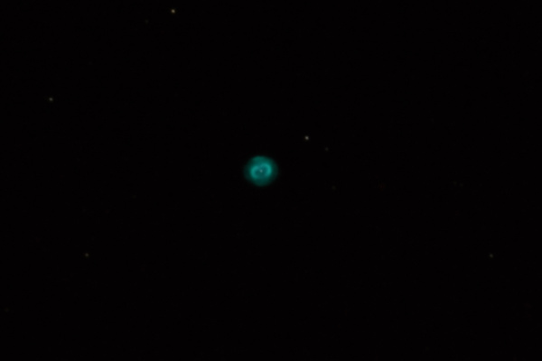 Blue Snowball NGC7662 am
Bereits mit zwei Meter Brennweite können einige Details in diesem Nebel abgelichtet werden. Um jedoch eine bessere Auflösung zu erreichen wäre eine Brennweite von 4 Meter zu empfehlen. Nächstes Mal!
