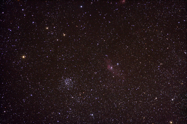 Der offene Sternhaufen M52 (NGC7654), der Bubble-Nebel (NGC7635) und der diffuse Nebel (NGC7538).
Das Foto wurde bei mäßigen Wetterverhältnissen (Wolken) gewonnen. In zwei Nächten konnte die Objekte lediglich insgesamt 12x durch Wolkenlücken max. 5min belichtet werden.
Schlüsselwörter: Bubble-Nebel, M52, offener Sternhaufen,