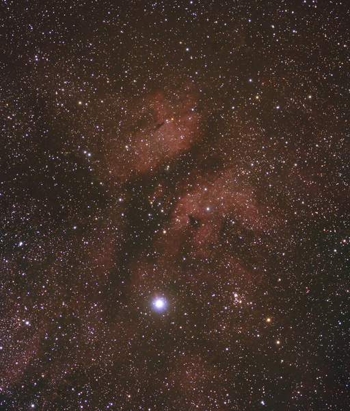 Der Butterfly-Nebel und Gamma Cygni.
Um diesen Nebel vollständig abzubilden, bedarf es bereits eines 2 Bilder-Mosaikes. Auch mit einer unmodifizierten Canon 350d lassen sich bei einer Gesamtbelichtungszeit von ca.120 Minuten viele Nebelwolken abbilden. Man beachte den kleinen Nebel links oben.
