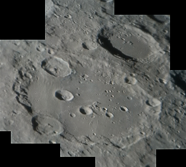 12 Der Mondkrater Clavius am 21.02.2005.
Mit einem Durchmesser von ca. 230km gehört Clavius zu den größten Mondkratern.
