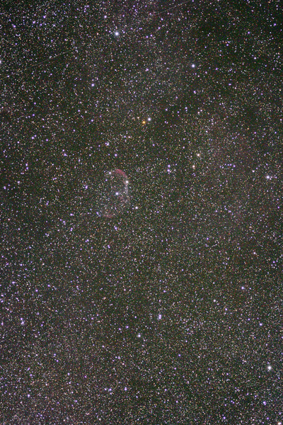 Der Crescent-Nebel (NGC6888)
Von dem sternenreichen Milchstraßenhintergrund hebt sich der Crescent-Nebel nur sehr schemenhaft ab! Ein Nebelfilter bzw. eine modifizierte Canon 350d hätte den Nebel wesentlich stärker abgebildet. Trotzdem eine schöne Aufnahme - finde ich.
Schlüsselwörter: Crescent-Nebel,