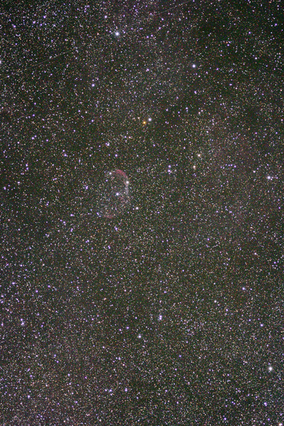 Der Crescent-Nebel (NGC6888)
Von dem sternenreichen Milchstraßenhintergrund hebt sich der Crescent-Nebel nur sehr schemenhaft ab! Ein Nebelfilter bzw. eine modifizierte Canon 350d hätte den Nebel wesentlich stärker abgebildet. Trotzdem eine schöne Aufnahme - finde ich.
Schlüsselwörter: Crescent-Nebel,