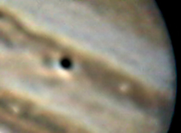 09 Der Mond Europa (rechts) und dessen Schatten (links) auf Jupiter am 16.03.2004.
Rechts ist der Mond vor dem Jupiter zu erkennen. Links daneben befindet sich dessen Schatten auf der Wolkenoberfläche des Jupiters.
